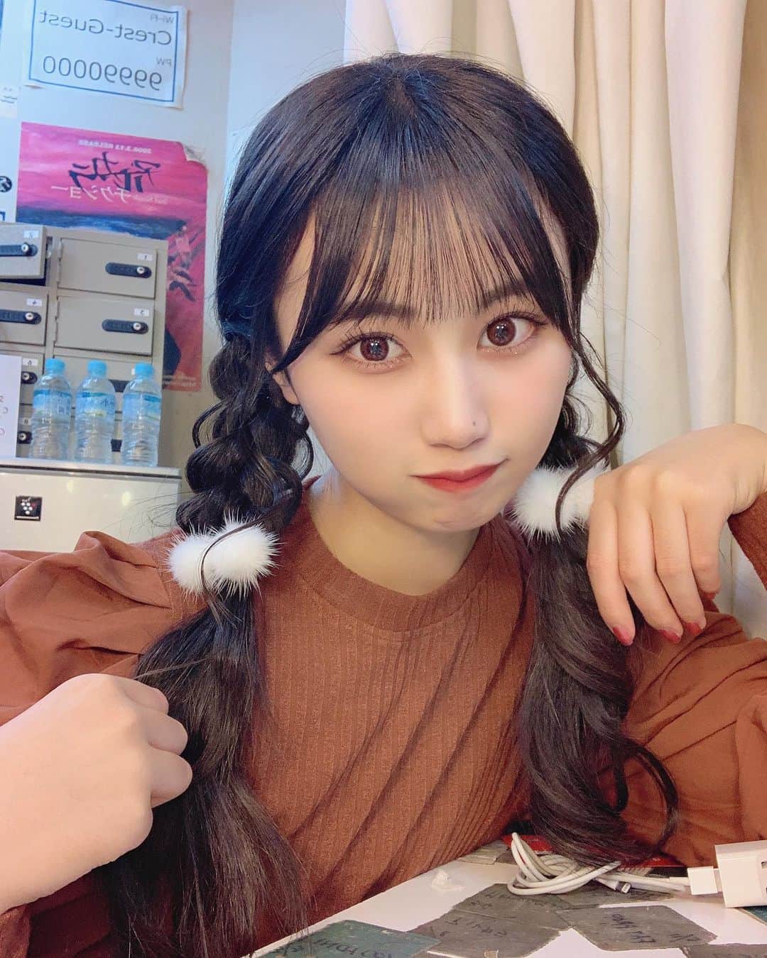 宮丸くるみのインスタグラム：「(´〃・н・〃`)  ・ ・ ・   #リリバリ #lilyofthevalley #アイドル #idol #jk #18歳 #高校生 #ロングヘア #みつあみアレンジ #ヘアアレンジ #巻き髪 #ぱっつん前髪 #おくれ毛 #ぼんぼり #grl #黒髪」