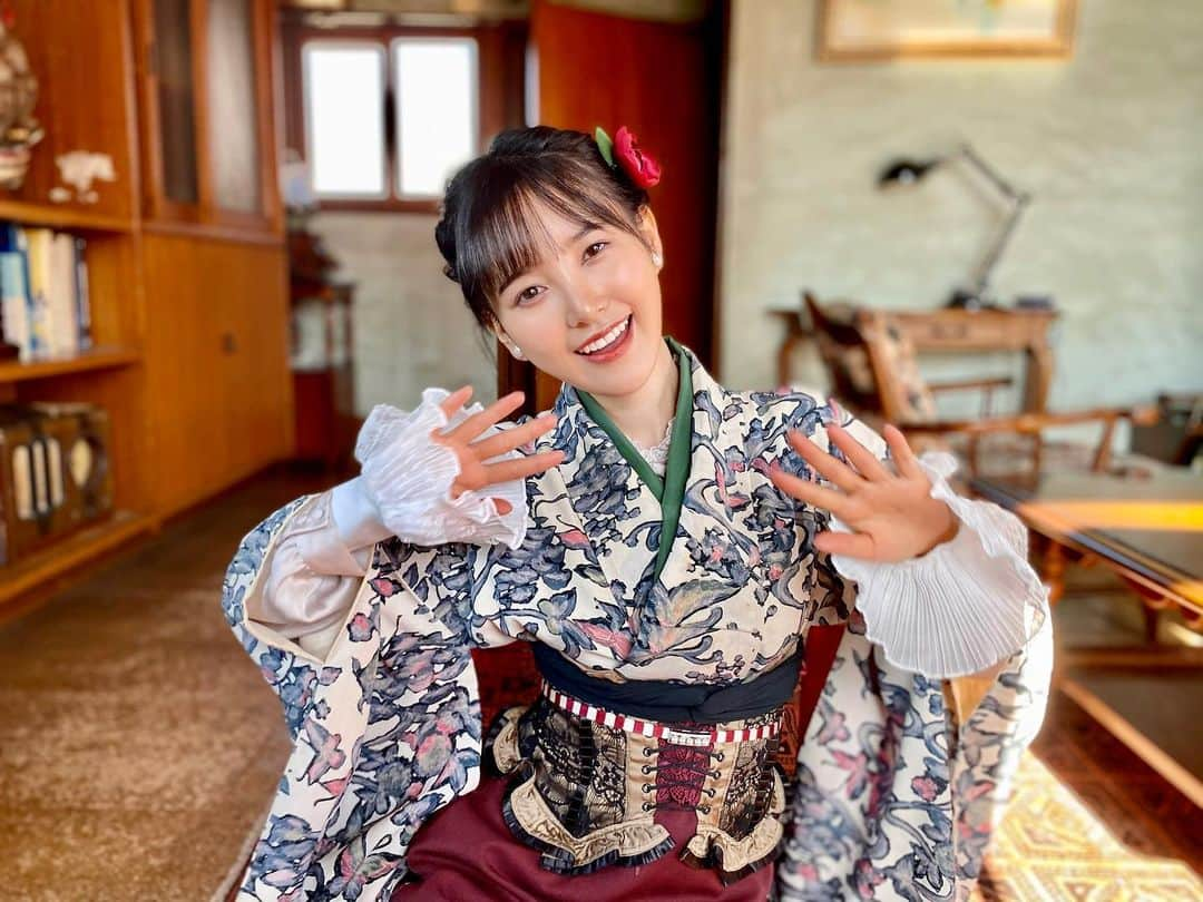 兒玉遥さんのインスタグラム写真 - (兒玉遥Instagram)「とっても時差のある年賀状風写真です😉  この写真は2月14日発売オフィシャルカレンダーのアザーカットになります。  某大人気アニメに登場してそうなキャラクターっぽい服でテンション上がりました✨💕  皆さん今年もよろしくお願いします！  4月始まりのカレンダーです。  今だけ限定サイン入りカレンダー予約はプロフィールにあるURLからお求めできます☺️」1月5日 22時23分 - haruka_kodama919