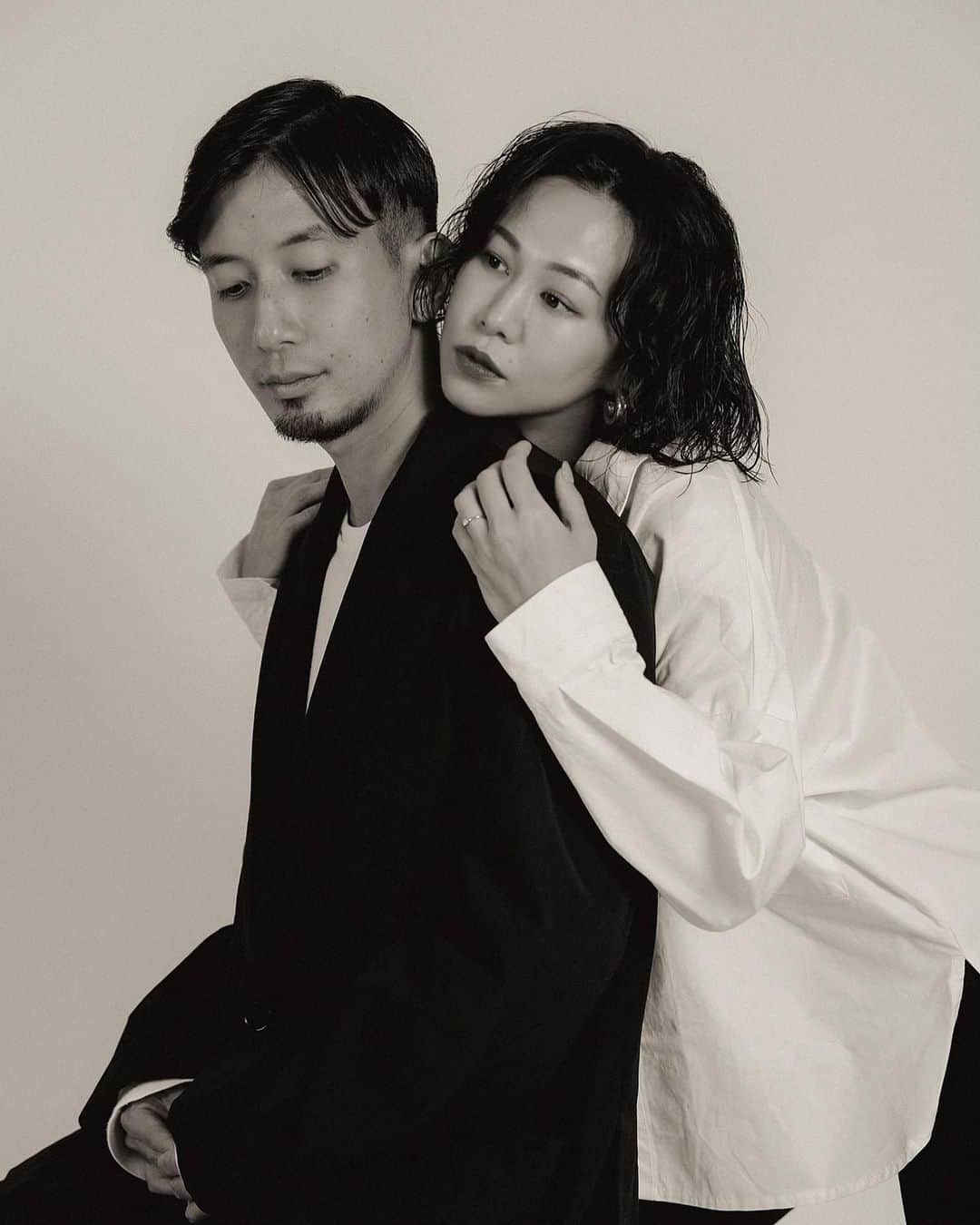 須田朱音のインスタグラム：「𝟐𝟎𝟐𝟏﻿ ﻿ 改めまして。﻿ 皆様、明けましておめでとうございます🐮﻿ ﻿ ﻿ 昨年は人生で初めて経験した事が多く、﻿ ﻿ そして結婚とゆう人生の分岐点に﻿ やっと辿り着いた1年でした💍﻿ ﻿ ﻿ 今年はどんな1年になるかな？﻿ こんなにゆっくり過ごした年末年始は、﻿ 大人になってからないんじゃないかな？﻿ ﻿ 2021年の始まりは、﻿ 旦那さんの親族とゆーっくり過ごしました♡﻿ ﻿ みんなで食卓を囲んで、デザート食べて﻿ カードゲームや麻雀する毎晩🃏🀄️﻿ ﻿ みんなが元気に笑顔で過ごせる事が﻿ 当たり前ではない事。﻿ 大切な人が近くに居てくれる事。﻿ ﻿ そんな事を噛み締めながら、﻿ ただただ幸せな時間を過ごせました。﻿ ﻿ …が、しっかりお正月太り🐷﻿ ﻿ 今年も週1パーソナルは継続で、﻿ もう1つ習い事したいなぁ〜と思ってます。﻿ ﻿ K-popダンスか韓国語教室か、﻿ コロナで行かなくなってしまった﻿ 溶岩ヨガ復活したいなぁ🧘🏻‍♀️﻿ ﻿ なんて、私の決意表明みたいになりましたが。﻿ ﻿ こんな時代なので、﻿ もっとリアルにSNSを通じて﻿ いろんな方と交流を持てたらなと♡﻿ ﻿ ちなみにコロナ禍で﻿ 私に幸せと癒しを与えてくれたBTS﻿(バンタン) きっとお気づきの方も居ると思いますが、﻿ 沼にどっぷり浸かってます🐰﻿ ﻿ バンタンへの溢れ出る心の声は Twitterで呟いてます。 Akane_Godo で探してね💜﻿  #2021 #明けましておめでとうございます #決意表明 #週2 #習い事 #BTS好きな人と繋がりたい  #armyです #🐰 この写真は熱愛公表された #ソンイェジン と #ヒョンビン の #VOGUE を真似ました笑」