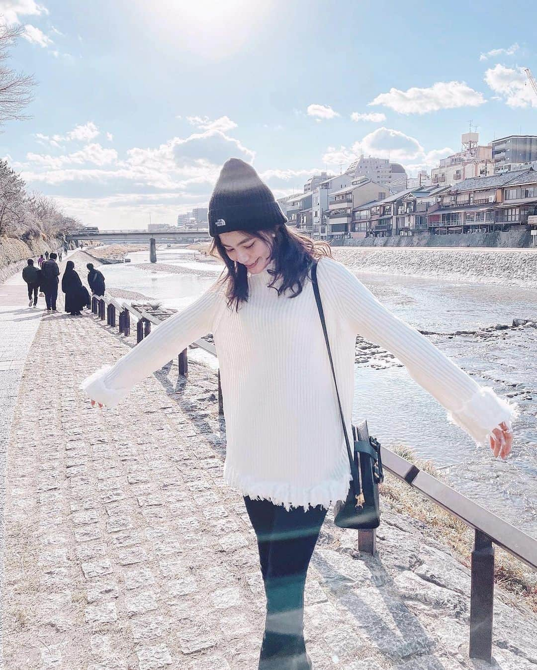 畑有里紗さんのインスタグラム写真 - (畑有里紗Instagram)「鴨川天気が良くて癒された☺️☀︎  モノトーンコーデの日！ 白ニット🧶は @niqorea  パンツスタイルと合うデザインで 袖にもボリュームがあって可愛い💫  ブーツは @zara  形が綺麗でお気に入り✌️  #arii_code#niqorea#ニット#白ニット#ニット帽#鴨川#京都#ZARA#ZARAブーツ#ザラジョ#ザラコーデ#ノースフェイス#northface#フリンジニット」1月5日 22時27分 - arii_m36