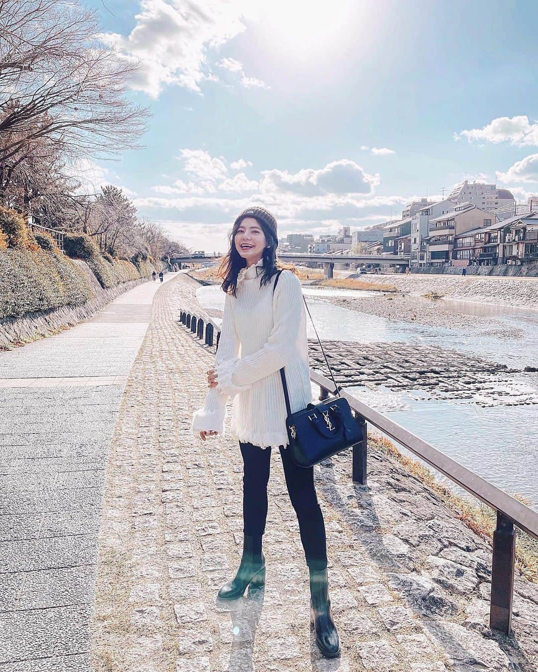 畑有里紗さんのインスタグラム写真 - (畑有里紗Instagram)「鴨川天気が良くて癒された☺️☀︎  モノトーンコーデの日！ 白ニット🧶は @niqorea  パンツスタイルと合うデザインで 袖にもボリュームがあって可愛い💫  ブーツは @zara  形が綺麗でお気に入り✌️  #arii_code#niqorea#ニット#白ニット#ニット帽#鴨川#京都#ZARA#ZARAブーツ#ザラジョ#ザラコーデ#ノースフェイス#northface#フリンジニット」1月5日 22時27分 - arii_m36