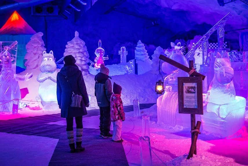 ムーミンさんのインスタグラム写真 - (ムーミンInstagram)「The *magical* Moomin Ice Cave is open again! 😍✨✨ Located 30 meters under ground, the #moominicecave is a reconstruction of a wintry #Moominvalley episode and includes mesmerizing ice sculptures made by the world’s most renowned ice sculpting artists! And, lots of fun activities for the whole family – find out more on our blog at moom.in/icecave21! #moomin #visitfinland #vesileppis #muumijääluola」1月5日 22時28分 - moominofficial