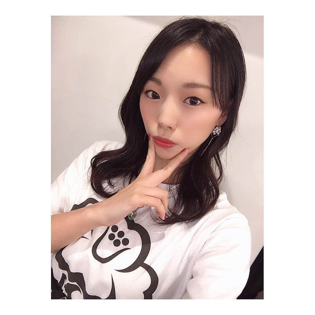 波妃美咲のインスタグラム：「2021年最初のライブ来て下さり 本当にありがとうございます💓 会えて嬉しかったです！！  チェキに2020年と書いてしまった方 すみませんでした💦  今日は大人っぽく巻いてみました☺️  #年始初め #2021年 #赤羽ReNY #ライブ #SeedSPISTIL  #韓国巻き髪」