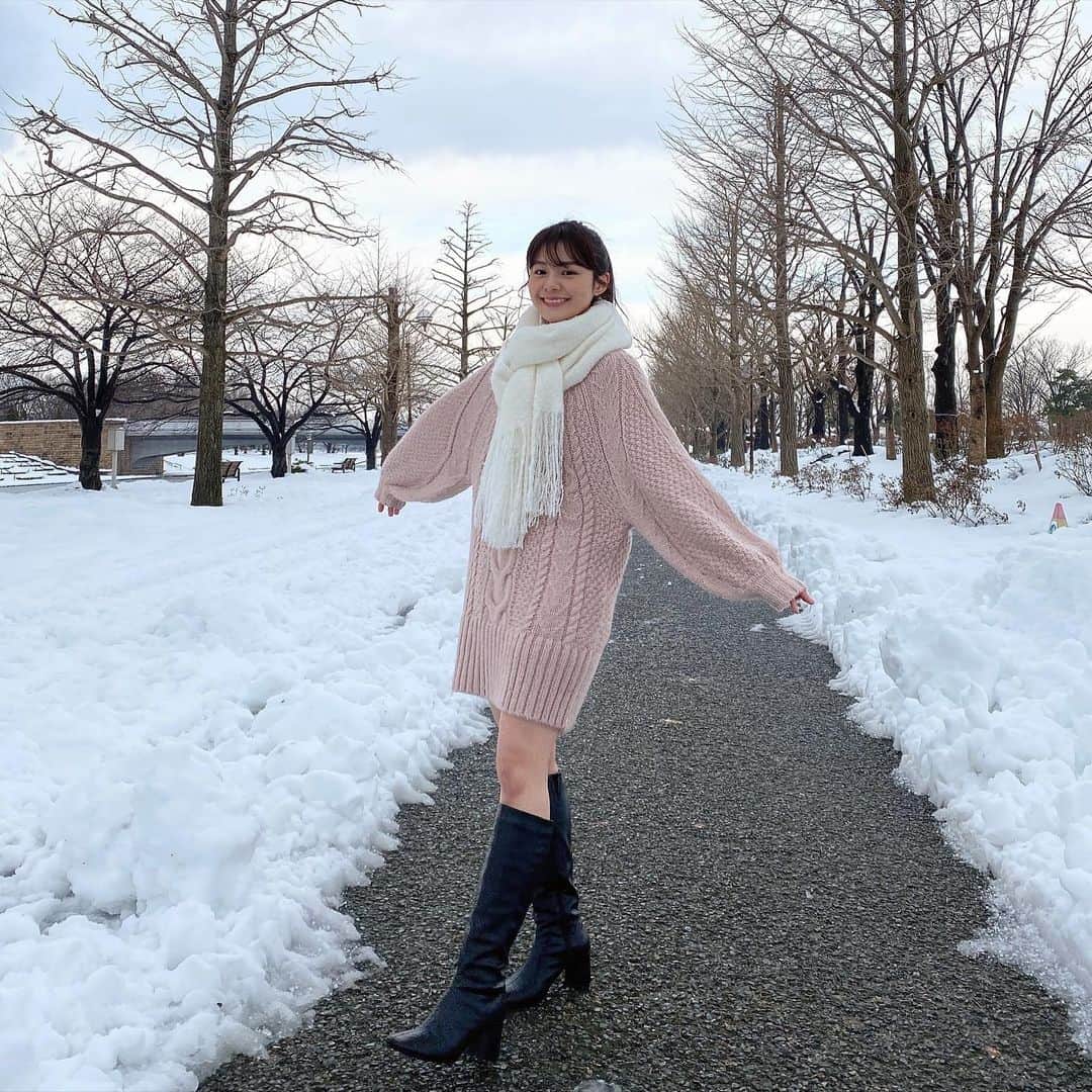 のインスタグラム：「* 今日のお洋服〜〜 ニットワンピースってゆるっとしててかわいい🩰温かみのあるピンクでお気に入り♡袖がぽてっとしてるところも推しです💡 ハイネックだったり、マフラー巻いたりだったので髪の毛はポニーテールにしてスッキリまとめました❄️  新潟、これでは流石に寒いのでアウターも着ました！😂🤍  アイテムタグ付けしてます🏷  #321_code」