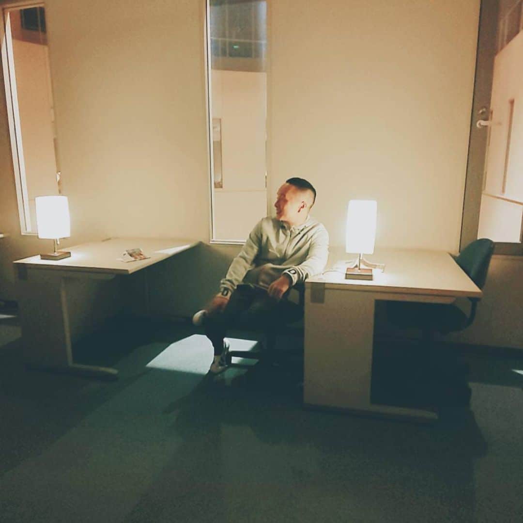 濱田岳のインスタグラム：「教場Ⅱ ご覧いただきありがとうございました。 思い出写真を持っていない事を不憫に思った、仲間、スタッフさんが送ってくださいました。  アリさん前。 アリさん後。  僕自身も、鳥羽君の夢のために、 大型二輪の免許が絶対に欲しかったので、2人で夢を叶えた瞬間でした。  #ありがとうございました  #教場2 #鳥羽 #白バイ   #濱田岳」