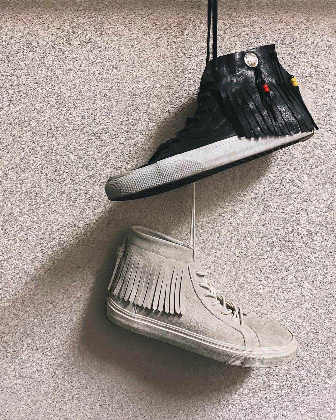 DJ FUMIのインスタグラム：「フリンジVANS👐下のはVANSから公式で発売してるやつで、上のはだいぶ前にカスタムしたやつ🛠最近また気分🤤  #vanscustoms」