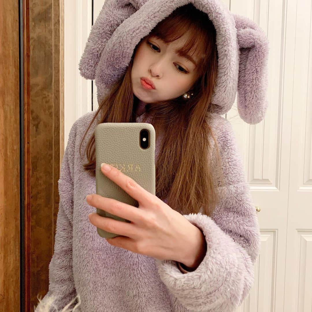町田亜里香のインスタグラム：「年も考えずに❤︎ 娘とお揃い🥺💕💕 GUのうさちゃん🐰🐰ˎˊ˗ . . もこふわで温かい🐰❤︎ . くまちゃん🧸も可愛いよね😍ˎˊ˗ 久々にほんと1年以上ぶりくらいに GU行ったけども🥺 夜に行ったから密じゃなかったよ✌️ 昼間はまだまだ行けないよなぁ😩。 . . #gu #ルームウェア #うさぎ  #guルームウェア #うさぎルームウェア  #うさちゃん #うさ耳 #お揃い  #お揃いパジャマ」