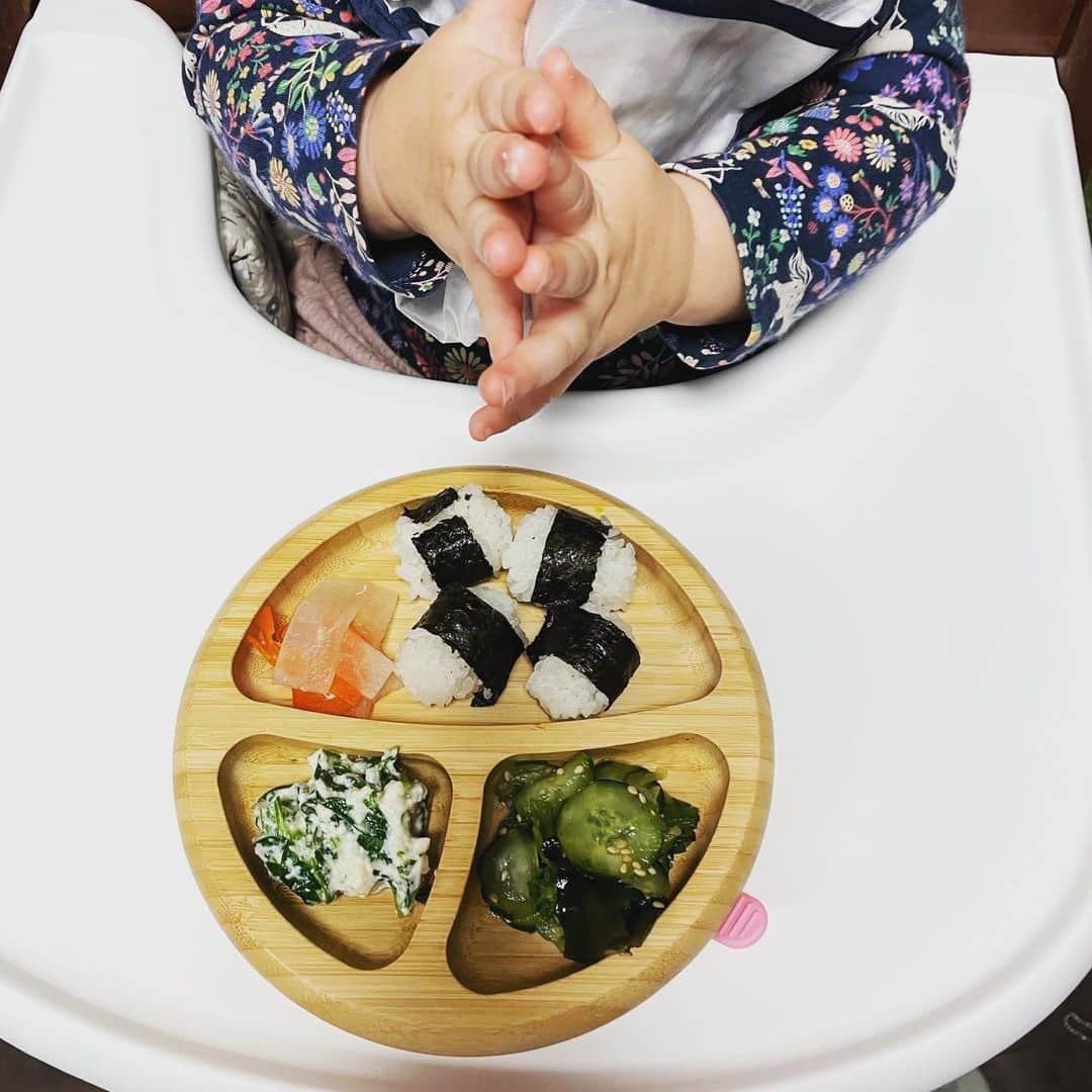 みかんさんのインスタグラム写真 - (みかんInstagram)「秒で食べた😅  食べることが好きすぎる娘🤣  #食べるの大好き #モリモリ食べる #いただきます #ごちそうさま #良くできました #食に関しての覚えは早い #おにぎり #スープの人参＆大根 #ほうれん草の白和え #酢の物 #写ってないけどボーロめちゃ間食する」1月5日 22時42分 - mikan02241984