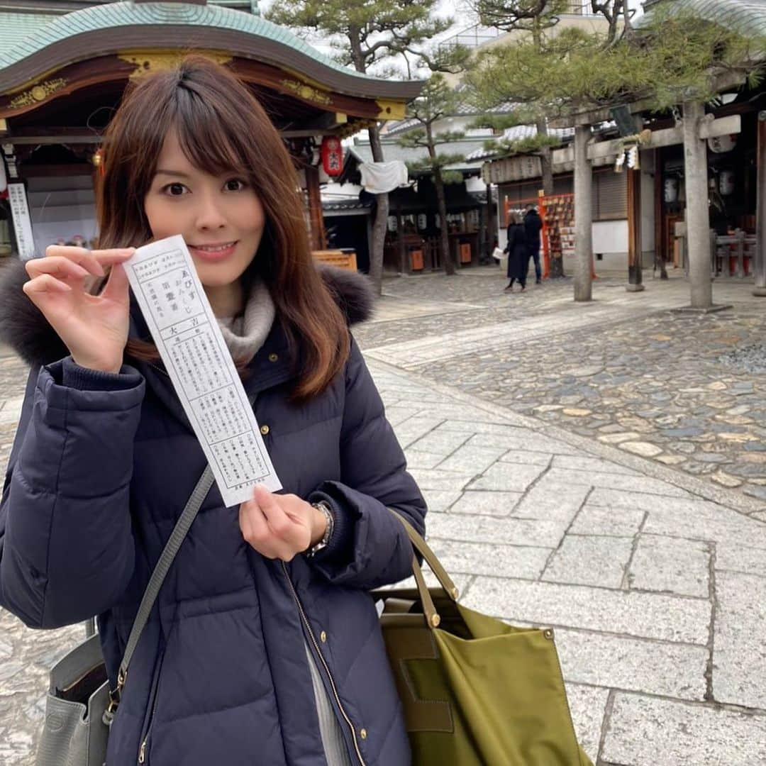 けんろーの嫁すたぐらむのインスタグラム：「. 【 京都ゑびす神社 】 . 商売繁盛を祈願してこちらをチョイス。 のんちゃんは見事1番を引いて大吉。 . #京都ゑびす神社 #京都旅行 #御神籤 #大吉 #嫁グラフィー #嫁スタグラム#新年 #明けましておめでとうございます #あけましておめでとうございます #2021 #新年 #初詣 #神社 #お参り #元旦 #丑年  #京都観光 #kyototrip #japantrip #京都散歩 #otonatabi_japan」