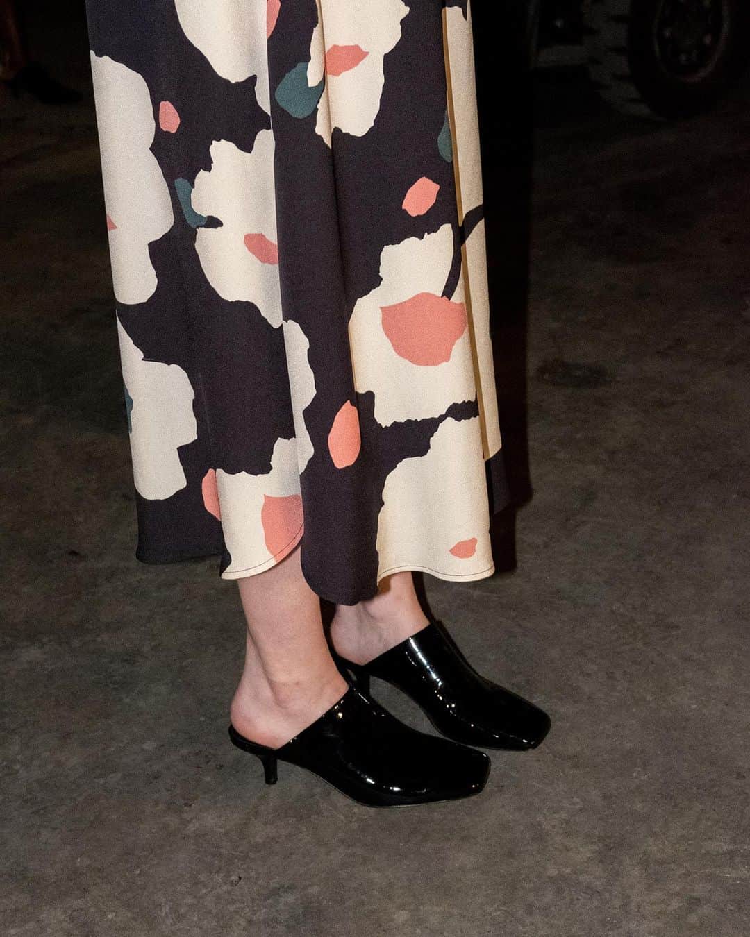 マリメッコのインスタグラム：「Last August we introduced our Pre-Spring 2021 collection at @cphfw . The digital presentation was shot in our in-house textile printing factory in Helsinki. In addition to the Pre-Spring 2021 items, the presentation featured vintage Marimekko gems from past decades as a nod to our commitment to timeless and long-lasting design.   Head over to our IGTV to view the entire presentation and get inspired! #marimekko」