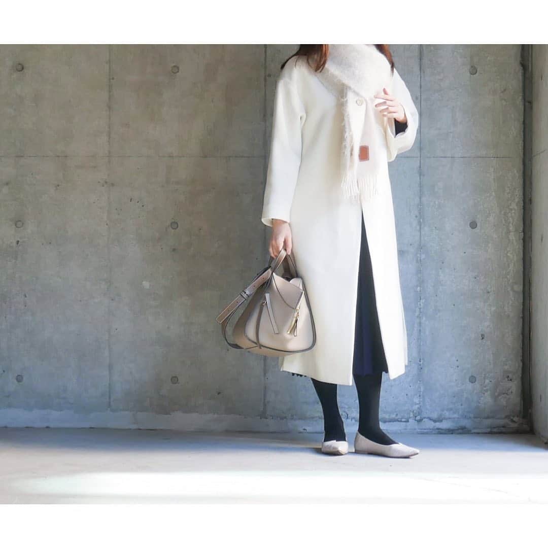 htrkmkのインスタグラム：「ホワイト×ネイビー 上品だけどかっちりしすぎない 年中好きな色合わせ♡  カシュクール×プリーツのニットワンピは かっちりし過ぎず 甘すぎず 程よいキレイめ感と可愛さで 義実家にご挨拶に行く時とか ホテルでご飯食べる時とか 通勤にも… とにかく1枚あると使える！ かれこれ3年以上愛用してるかな…  上半身がスッキリ見えるし Aラインのプリーツで下半身のムチムチ目立たないし ニットだから、沢山食べても 楽ちん＆シルエットに響かない！  アイテム詳細は @htrkmk プロフ欄リンクのファッションブログに書いてます✎☡  ✁┈┈┈┈┈┈┈┈┈┈┈┈┈┈┈┈  UNIQLOやGU ZARAなどの プチプラアイテムを使った きれいめカジュアルコーデ  トップスはSかM ボトムスはLかそれ以上、と 腰の骨盤が横に広くおお尻も大きい 極端なほどの洋梨体型ですが それでも細見えするように工夫してます  ✧キレイめプチプラコーデ: @htrkmk  ✧美容や共働き夫婦のライフスタイル: @htrkmk_lifestyle   ✁┈┈┈┈┈┈┈┈┈┈┈┈┈┈┈┈」