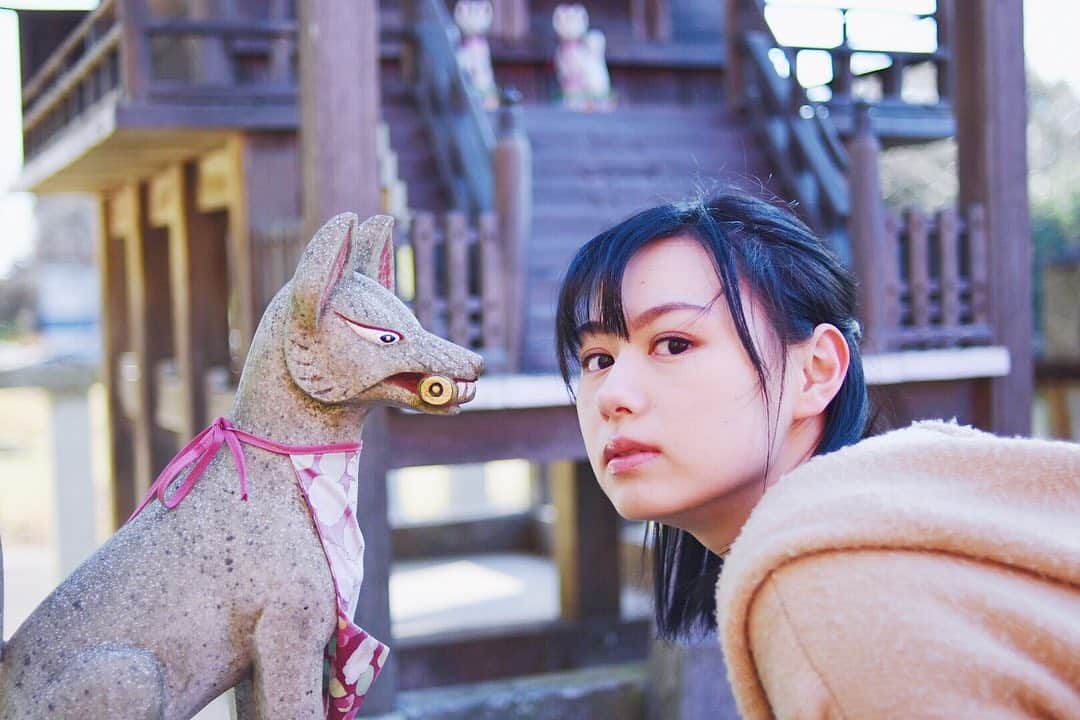 宮澤じゅりのインスタグラム：「⛩✨🦊✨⛩ * * 稲荷神社の狐さん。 * * 何かをくわえてる姿が とあるキャラに見えてしまった🤭 * * きっとみんな同じキャラを 思い浮かべてくれるはず♡ * * *」