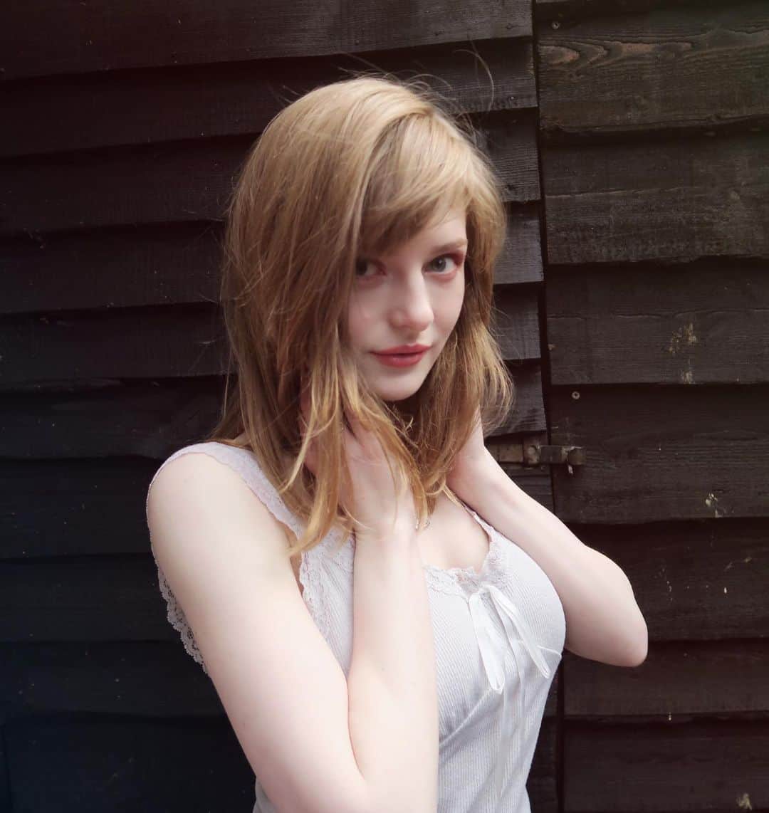 Ella Freyaのインスタグラム：「What’s your favourite season ? I just miss the sunshine tbh. Dutch winter is so grey」