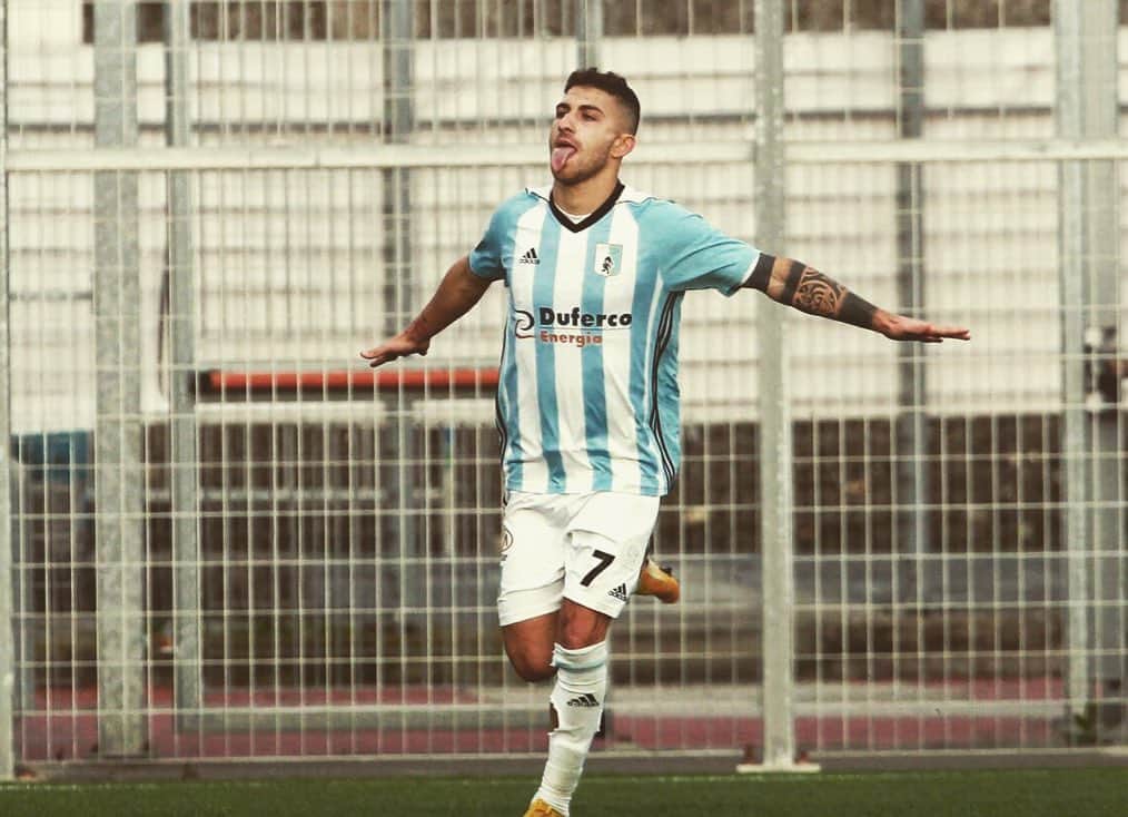 ジュゼッペ・デ・ルカのインスタグラム：「Più difficile è la vittoria, più grande è la felicità nel vincere 🦁🦁🔥🔥Never give up.. 🔵⚪️🦉」