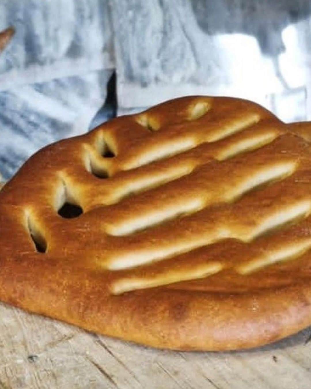 ロクシタンのインスタグラム：「Have you tried the winter treat Le Gibassier? It’s one of the fabulous thirteen Provençal desserts! ✨  This dough, worked in the morning, rests for 7 hours before baking in 10 minutes to obtain this beautiful golden color. The ribs in the center? This dough is dense and these cuts help it to cook evenly.  Each baker will know that everyone has a personal twist on a Gibassier, but they all use the same foundation. Here is a family recipe to try at home:  💛 For 3 Gibassier: 1kg flour 500g brown sugar 2 sachets baker's yeast Mix well Add ¼ litre of olive oil and ¼ litre of lukewarm water  Knead the dough well with your hands, cover with a cloth and let it stand 1 hour to proof (in front of the fireplace or a warm space is even better) Take the ball again, cut it into 3 pieces, work the oval shape and place the cuts through the dough – make them big enough that the openings do not close when cooking. Add anise seeds if you want to add a touch more flavour.  Pop it in the oven at 200 degrees for 20 minutes and voila! Ready to enjoy ✨  @luberoncoeurdeprovence #Gibassier #Baking #Homemade #recipe #Provence #Christmas」