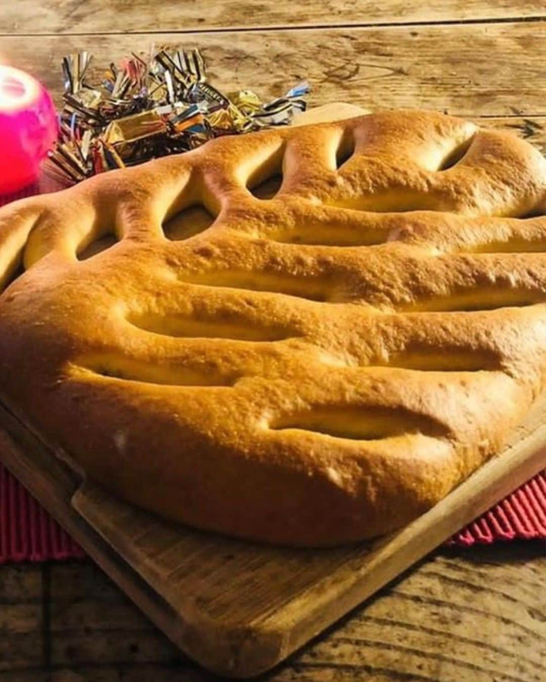 ロクシタンさんのインスタグラム写真 - (ロクシタンInstagram)「Have you tried the winter treat Le Gibassier? It’s one of the fabulous thirteen Provençal desserts! ✨  This dough, worked in the morning, rests for 7 hours before baking in 10 minutes to obtain this beautiful golden color. The ribs in the center? This dough is dense and these cuts help it to cook evenly.  Each baker will know that everyone has a personal twist on a Gibassier, but they all use the same foundation. Here is a family recipe to try at home:  💛 For 3 Gibassier: 1kg flour 500g brown sugar 2 sachets baker's yeast Mix well Add ¼ litre of olive oil and ¼ litre of lukewarm water  Knead the dough well with your hands, cover with a cloth and let it stand 1 hour to proof (in front of the fireplace or a warm space is even better) Take the ball again, cut it into 3 pieces, work the oval shape and place the cuts through the dough – make them big enough that the openings do not close when cooking. Add anise seeds if you want to add a touch more flavour.  Pop it in the oven at 200 degrees for 20 minutes and voila! Ready to enjoy ✨  @luberoncoeurdeprovence #Gibassier #Baking #Homemade #recipe #Provence #Christmas」1月5日 22時56分 - loccitane