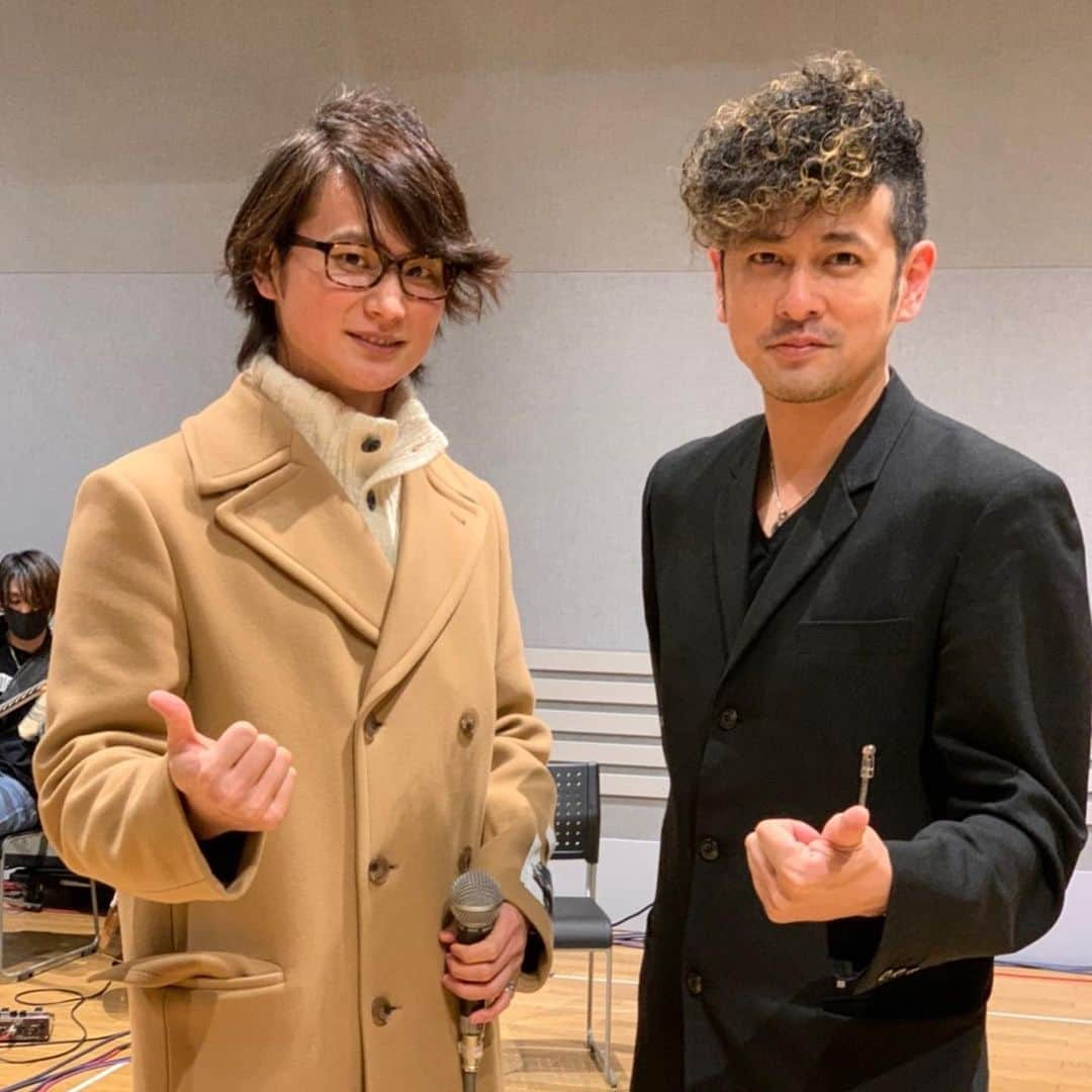 川島ケイジのインスタグラム：「本日はLOVE SONG COVERSのリハーサルでした  日野真一郎さんとのコラボ めちゃ良い感じです  お久しぶりにお会い出来た方達もいっぱい居て 嬉しかった  当日楽しみにしててください⭐︎  #ポピュラー音楽協会 #川島ケイジ #1月10日 #len  #エリックフクサキ #竹内將人 #沙央くらま #竹内將人 #日野真一郎（#LEVELVETS） #宮澤佐江 #LEN #水夏希 #園田涼 #ソノダオーケストラ #ユニバーサルミュージック」