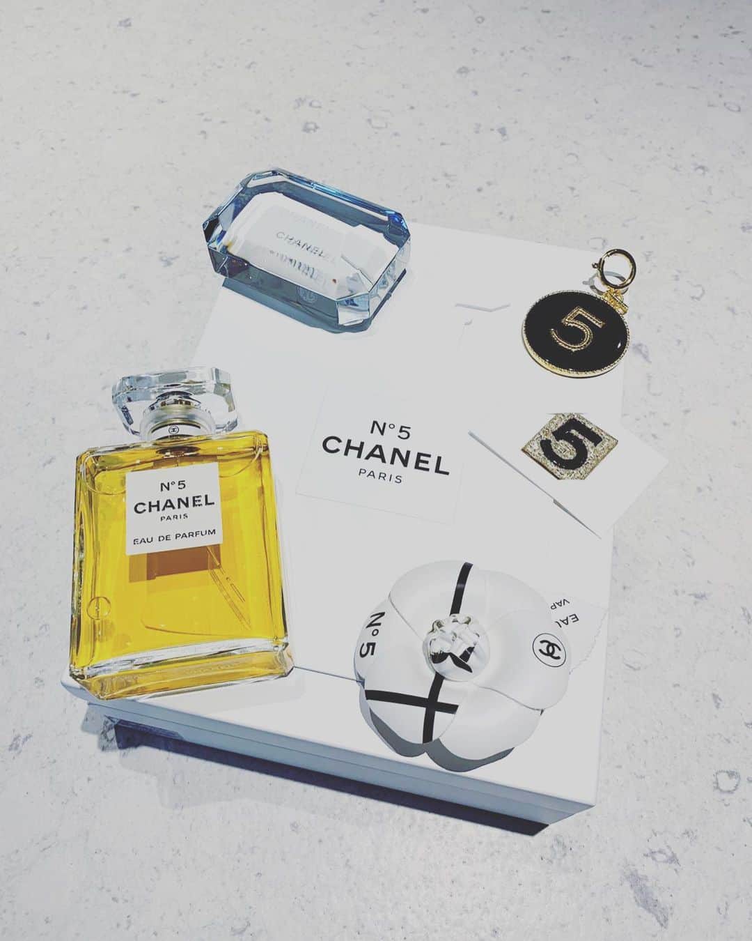 ハンナ・クインリヴァンさんのインスタグラム写真 - (ハンナ・クインリヴァンInstagram)「Chanel N°5香水  100周年生日快樂🎂  #N5 #CHANELFRAGRANCE @CHANELOFFICIAL Thank you @chanelofficial for the gift.」1月5日 22時51分 - hannah_quinlivan