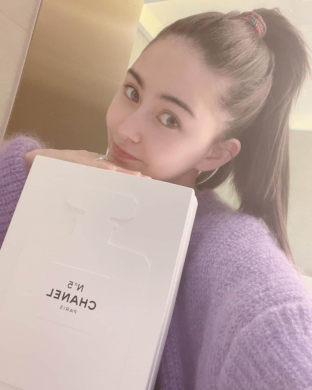 ハンナ・クインリヴァンのインスタグラム：「Chanel N°5香水  100周年生日快樂🎂  #N5 #CHANELFRAGRANCE @CHANELOFFICIAL Thank you @chanelofficial for the gift.」