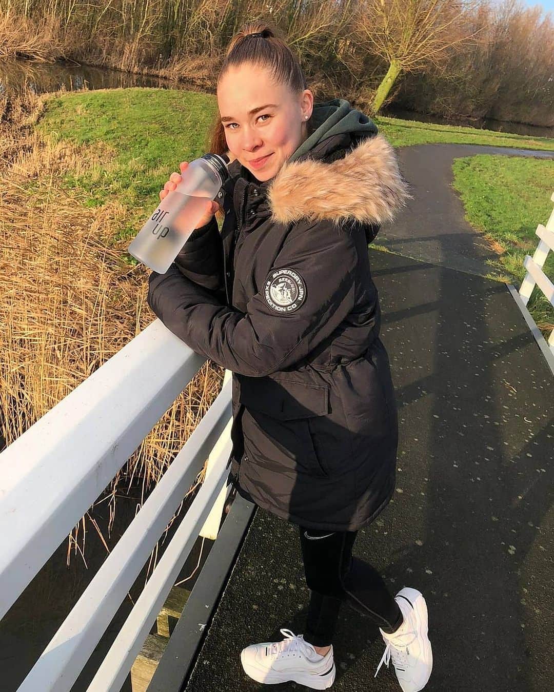 エイトォーラ・トールズドッティルのインスタグラム：「A new year = A fresh start! Usually I'm not a big fan of water. My preference would rather go to cola light or something else with a flavour. But with Air Up water gets a whole new dimension. You're still drinking your clean water but because of the flavour pods you'll get the sensation of any flavour you pick. For example something fruity or Cola. How cool is that? 😍 #partner #thinknewdrinknew @air.up」