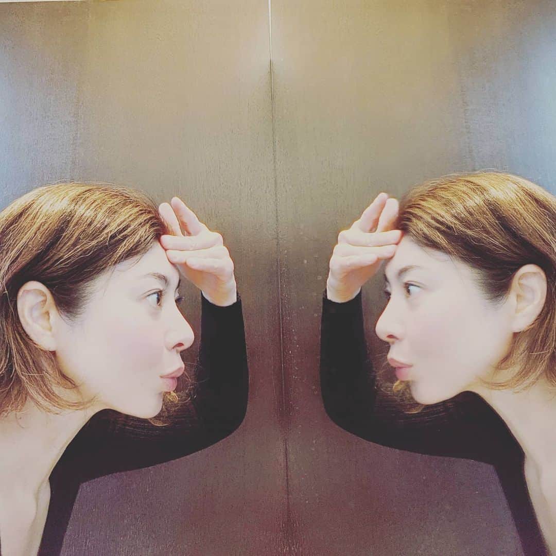 間々田佳子のインスタグラム：「鏡の中の私と会話する  昔はね 鏡の中の自分が大嫌いでした  今は 時々表情作っているな〜 と思うのときもありますが…苦笑  今の顔のほうが 昔より 好きになりました！  私が私を好きと 思えることがまずは大事  #間々田佳子 #コアフェイストレーニング」