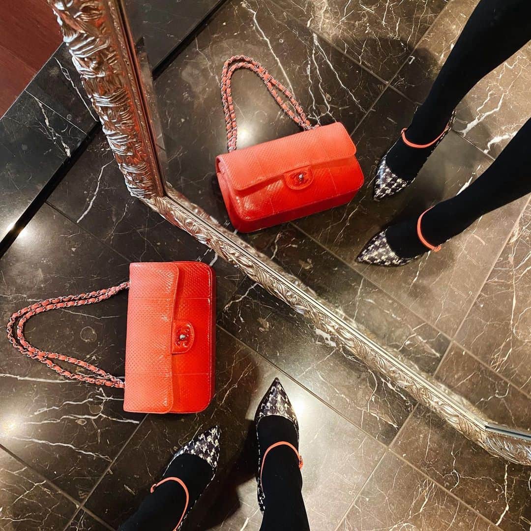 クリスティン・ウェイのインスタグラム：「New Year color is red  #happynewyear #2021 #newyeardecoration  #hny2021 #chanel #chanelpython  #pythonbag」