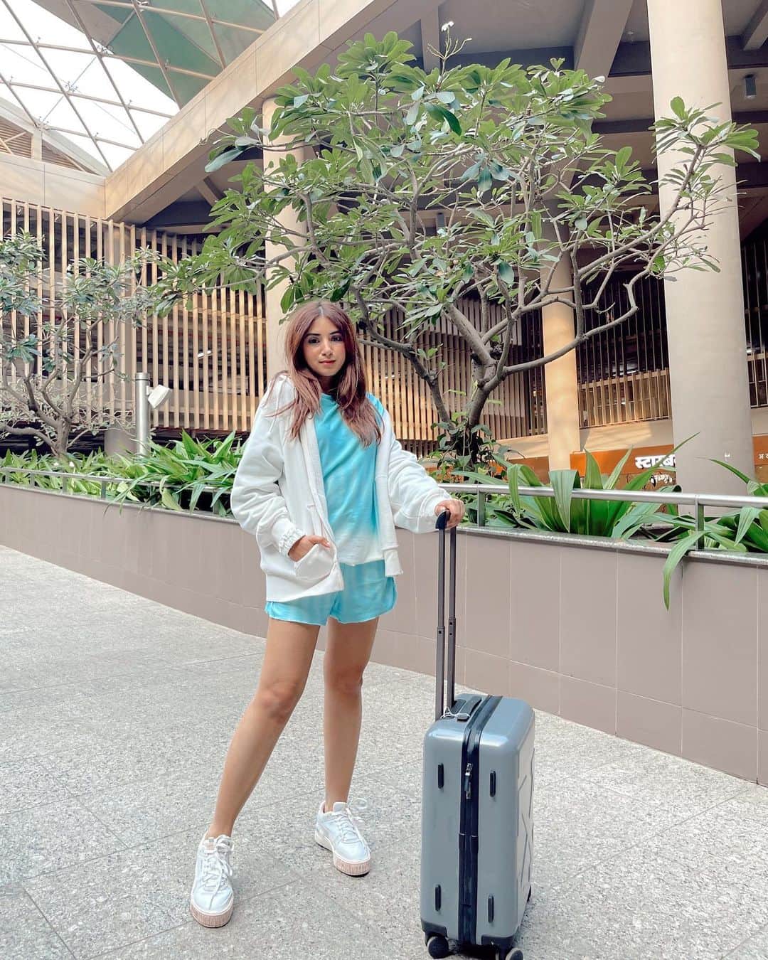 Aashna Shroffさんのインスタグラム写真 - (Aashna ShroffInstagram)「Last of my Goa pictures, and my last outfit from 2020 that was left to share with you, so it had to be an airport look! Here’s hoping we have a lot more airport outfits to share in 2021 ✈️🙏🏻  Tie dye outfit : @thecinnamonstitch Hoodie : @hm Shoes : @puma Luggage : @off____white」1月5日 22時59分 - aashnashroff
