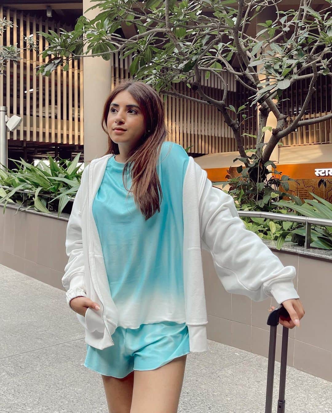 Aashna Shroffさんのインスタグラム写真 - (Aashna ShroffInstagram)「Last of my Goa pictures, and my last outfit from 2020 that was left to share with you, so it had to be an airport look! Here’s hoping we have a lot more airport outfits to share in 2021 ✈️🙏🏻  Tie dye outfit : @thecinnamonstitch Hoodie : @hm Shoes : @puma Luggage : @off____white」1月5日 22時59分 - aashnashroff