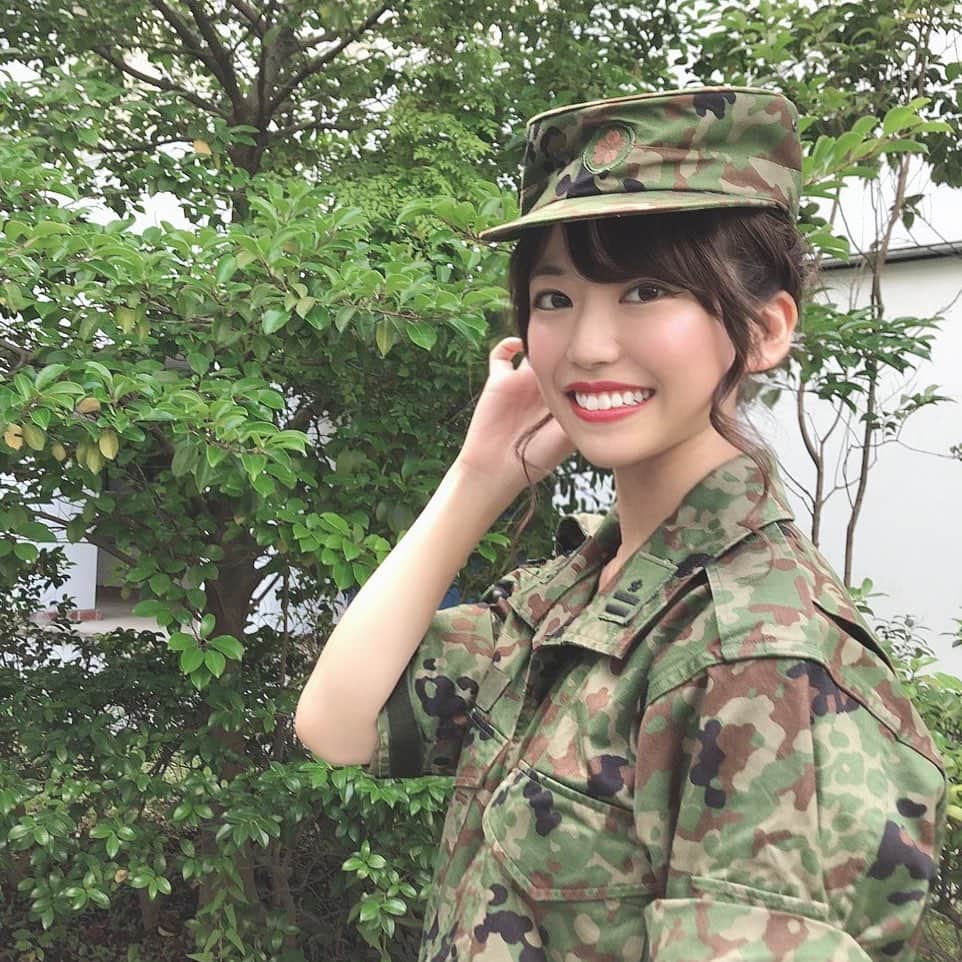 中谷彩伽のインスタグラム：「. 改めまして、あけましておめでとうございます！ この年末年始は、自分の好きな事、やりたいこと、やり甲斐を感じる瞬間などを考えて過ごしました😌 普段突っ走るばかりなので、振り返るのはとてもいい機会😊 . 写真は、十条基地にて広報支援をさせて頂いた時の写真です📷 迷彩服は、陸上自衛隊 迷彩服3型。本物です！自衛隊の募集広報の一環として、特別に許可を頂き着用しました。 . 十条基地の納涼祭で、これからの進路を悩む高校生と出会いました。半年後、その高校生の方が自衛隊の道に進むことになったと聞いた時はすごく嬉しかった🌟 自分に出来る事は微力だけど、少しでも誰かの背中を押すことが出来た経験で、私の中で大きく残っている出来事でした。実は昔塾講師してたこともあったり😅 高校生の頃から、伝えたりすることが大好きなんです。 . 今年も自衛隊の広報に携われるといいなあ✨✨ .  #自衛隊 #陸上自衛隊  @jgsdf_pr  #受験生 #受験生応援 #進路 #進路選択  制服/学生調整 @masahiro.naaa   . #中谷彩伽 #ミスコン #サバイバルゲーム #サバゲー #サバゲ #サバゲー女子 #ミリタリー #airsoftgun #迷彩服 #サバゲー装備 #サバゲーフィールド #サバゲーマー #サバゲー初心者 #ASOBIBA #ASOBIBAイメージガール #エアガン #ミリタリーモデル #セミロング #ミスコングランプリ」