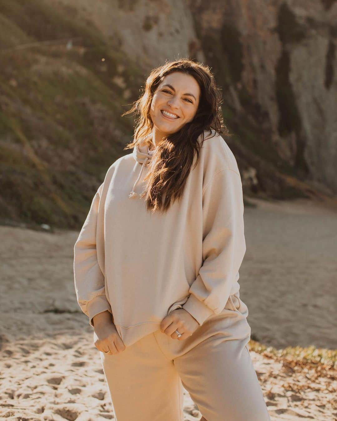 H&Mさんのインスタグラム写真 - (H&MInstagram)「Our new year's resolution? To feel this cosy! 💓 @kristinazias #HM #HMxME #regram   Oversized Cotton Hoodie: 0909914002」1月5日 23時01分 - hm