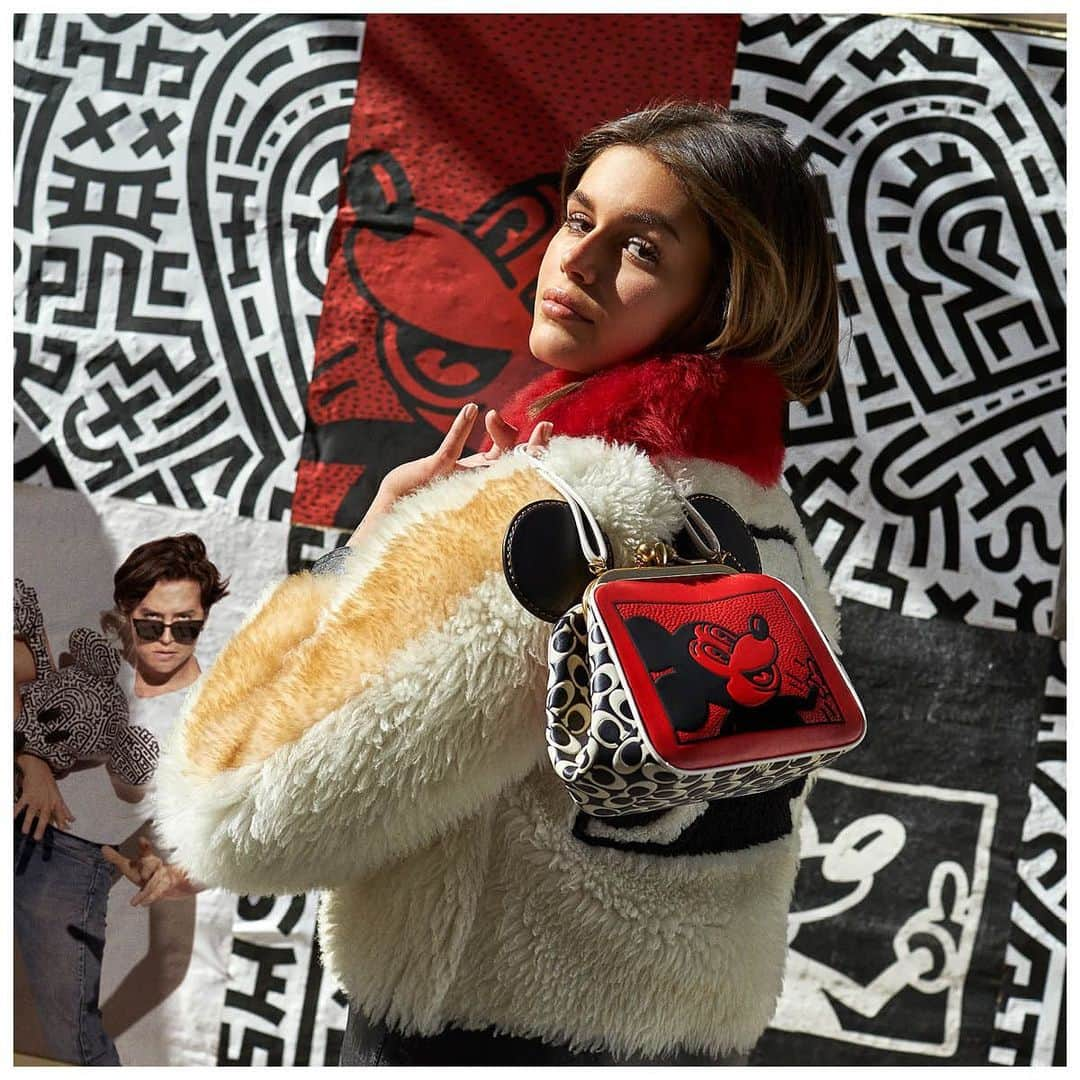 コーチさんのインスタグラム写真 - (コーチInstagram)「Profile pictures. Model #KaiaGerber wears a #DisneyxHaringxCoach plush jacket and leather bag featuring a very famous face. #CoachNY」1月5日 23時01分 - coach