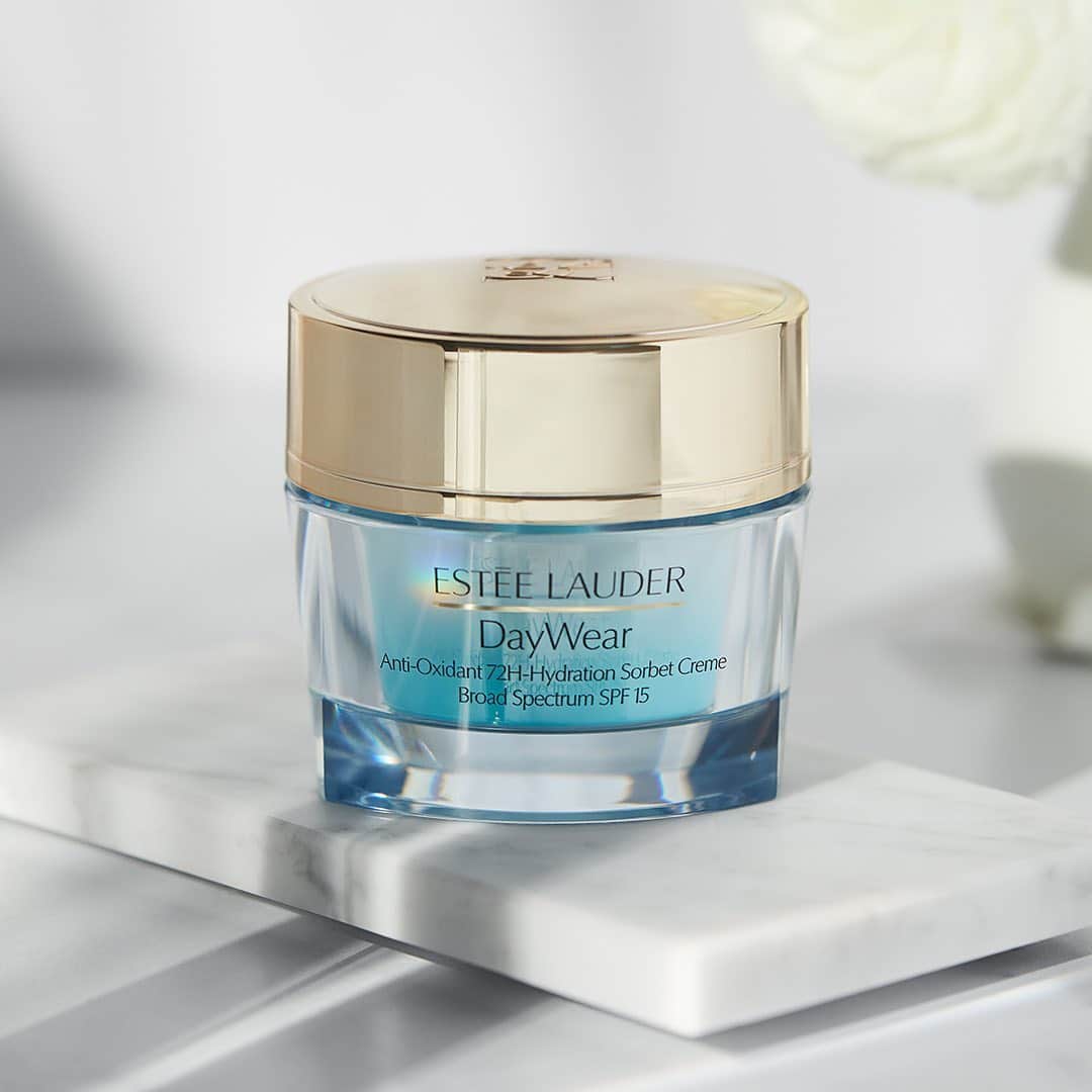 エスティローダーのインスタグラム：「Raise your hand if you're resolving to moisturize & wear SPF daily! 🙋‍♀️ Our #DayWear Sorbet #Moisturizer has a waterlight texture that feels ultra-light and drenches skin on contact. 💦 PLUS its oil-free formula absorbs quickly with a barely-there feel. Tap to shop this #EsteeMoisturizer now!」