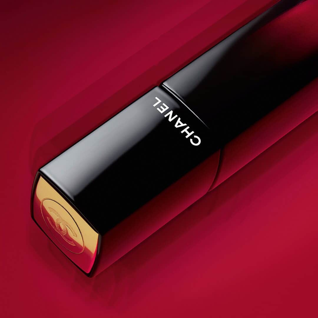 シャネルさんのインスタグラム写真 - (シャネルInstagram)「New: ROUGE ALLURE LAQUE. The first liquid lipstick uniting satin shine and ultrawear colour. Available in 20 intense shades.  #ShinyLipstick #RougeAllure #CHANELMakeup」1月5日 23時06分 - chanelofficial