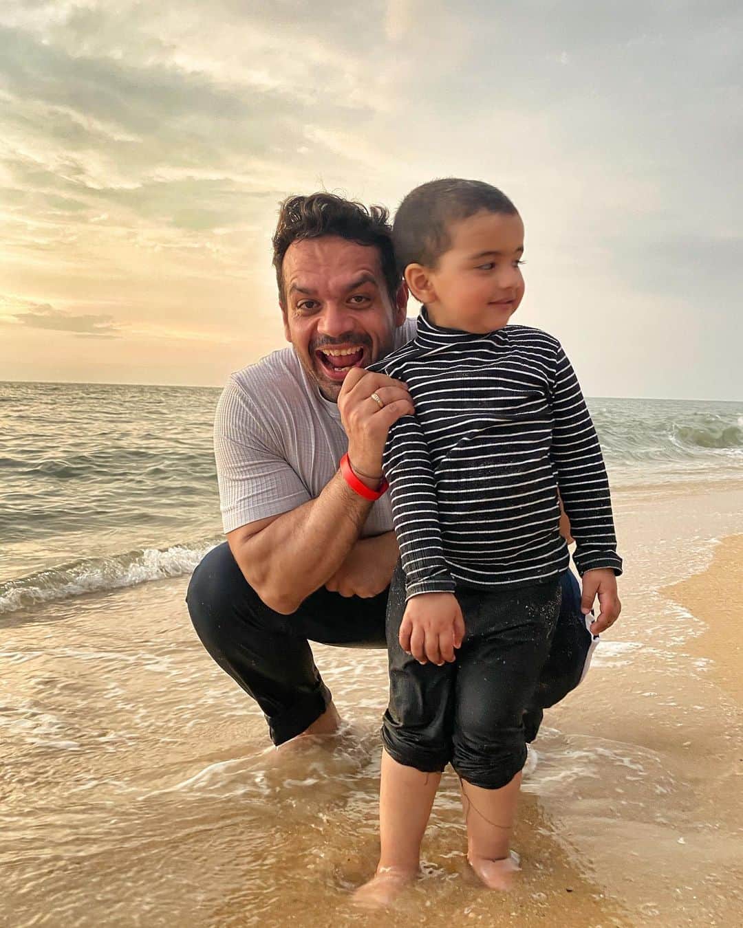 Gaurav Tanejaのインスタグラム：「I think after this vacation Rashi will be like “ pease papa Kochi LaaLoo..oohh “ #flyingbeast #vacation #beach #relax #masti」