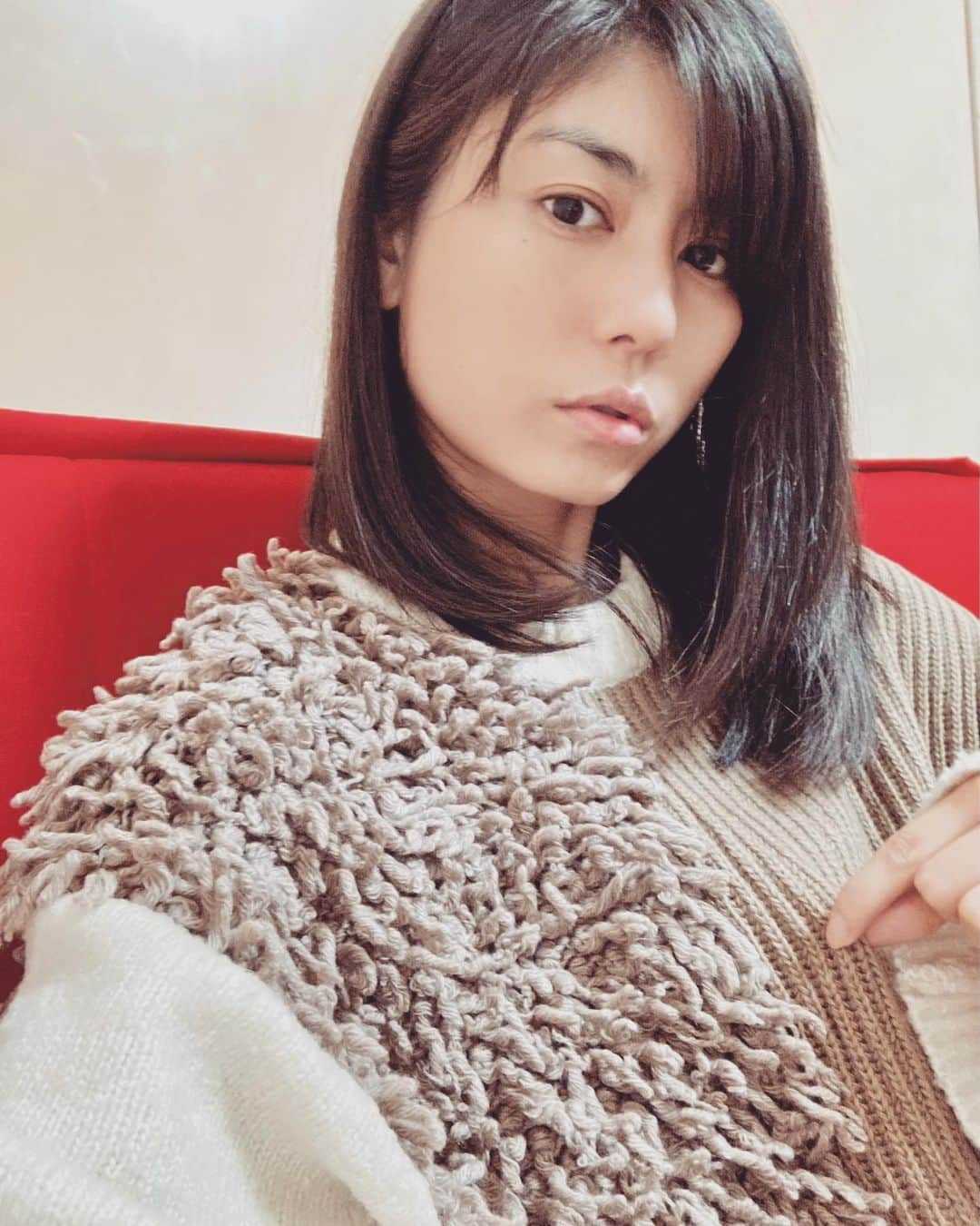 芳野友美さんのインスタグラム写真 - (芳野友美Instagram)「1月6日(水)　19：00～22：54 #日本テレビ 「#1周回って知らない話 ＆#今夜くらべてみました 人気者が本音告白！合体４時間ＳＰ！」再現出演 今年初の再現出演だよ☺︎見てね❤︎ さて、1年くらい前に買ったこのニット。 とってもお気に入りではあるんだけど、最近この切り替えアクセントのモコモコがモップに見えて仕方ない(笑) 遠目で見るとそこまでないと思うんだけど… 袖も左右デザイン違ってたりアシンメトリーな感じが気に入ってて、多分何年も着続けるけど、今後これを着る度に皆さんもきっとモップにしか見えなくなるね(笑)」1月5日 23時18分 - yumi_yoshino_1980