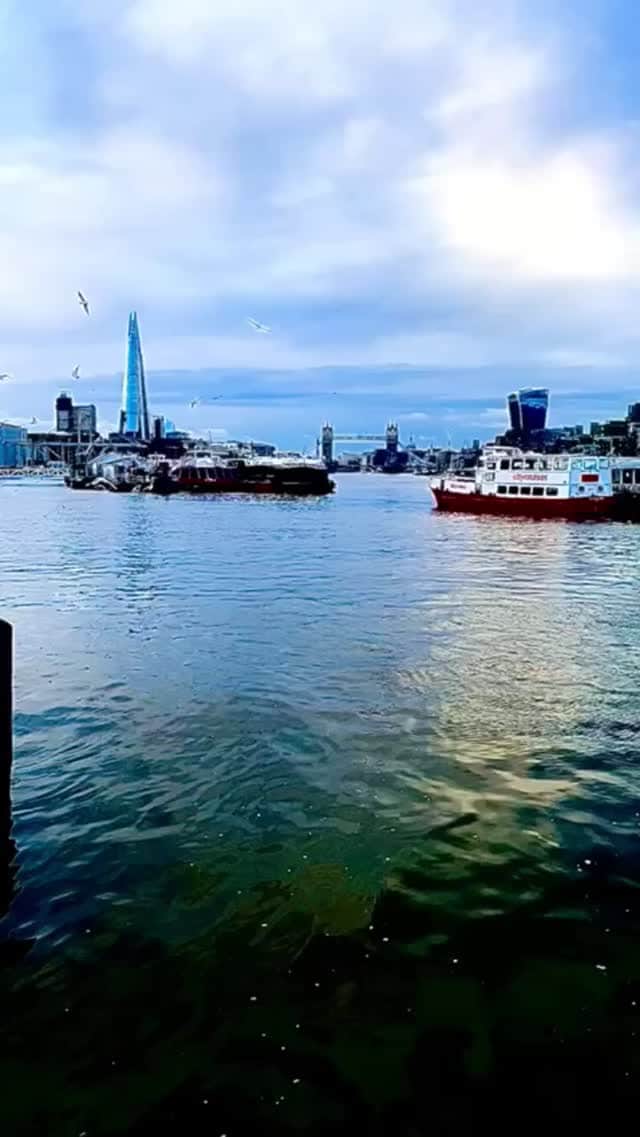 ValGarlandのインスタグラム：「Walk through #Bermondsey ......  #ThamesRiver #London #StaySafe」