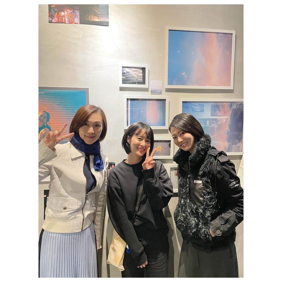 煌月爽矢のインスタグラム：「.﻿ .﻿ 昨年末の写真ですけど…﻿ ﻿ 2020年もラストにめおさんとお会いして締めくくりました( ⸝⸝⸝⁼̴́◡︎⁼̴̀⸝⸝⸝)﻿ ﻿ めおさんのお友達のモデルのるなちゃんと一緒に…るなちゃんの撮った写真が展示されているカフェでランチ✨✨✨﻿ ﻿ ﻿ 本当いつも気に掛けてくださって優しくして下さる。こんな素敵な先輩が外国の地で一緒だなんてそれだけでも幸せ頂けます…♡﻿ そしてずっと台湾に居てねって言ってくださってる❤️🤣﻿ ﻿ ﻿ 我去年底也跟Meo san見面了﻿ 我跟不知道寶塚的朋友們說明一下﻿ 她是我的學姐﻿ 以前我們從事一樣的行業﻿ 那個時候學姐跟學妹的關係很苛刻😂﻿ 不能隨便搭話﻿ 所以我只有打過招呼問候而已 後來離開職場，我想了想去外國留學的時候第一次問她台灣的情況﻿ 我來台灣之後她也總是幫助我﻿ 她是個又溫柔又體貼的人﻿ 我總是感到很感謝她♡﻿ ﻿ #めおさん﻿ #真野すがた　さん﻿ #るなちゃん可愛くて良い子だった！ #撮る写真味があって素敵﻿ #台湾﻿ #台湾生活」