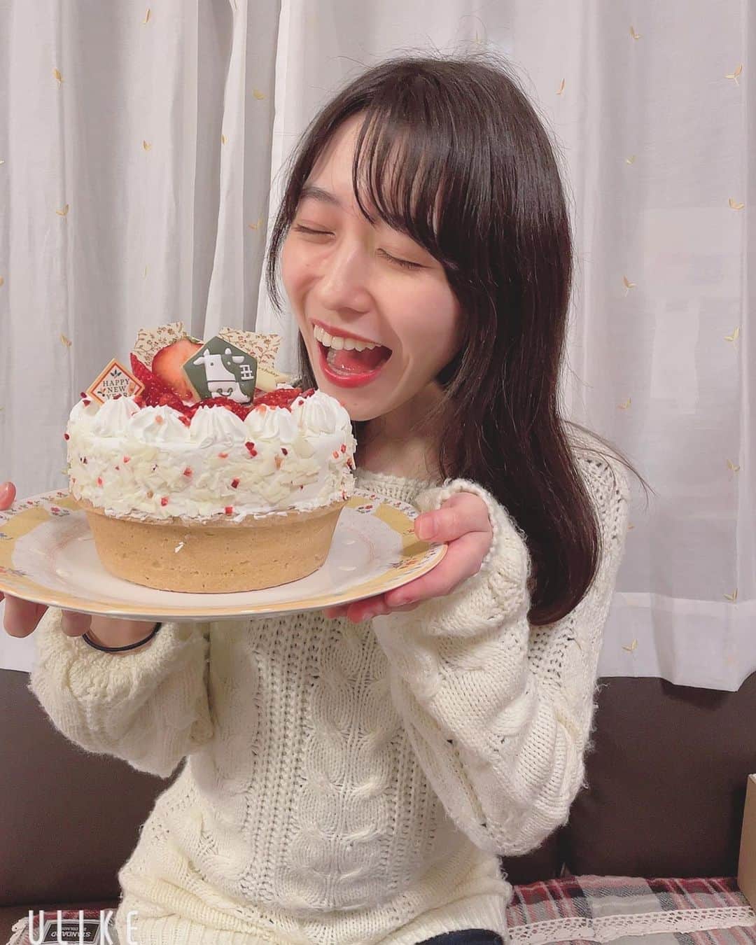 小泉遥香さんのインスタグラム写真 - (小泉遥香Instagram)「1月5日が終わろうとしてる…  早い！！！((°д°))!!!  皆さん、たくさんのお祝いメッセージ、本当にありがとうございます！！！！ ゆっくりじっくり、読ませて頂きますね♡  そして、明日の20:30頃～！ このアカウントでおはる初めてのインスタライブをします！ 皆さんぜひ見てください♡ 改めて！20歳の小泉遥香もよろしくお願いします！！！！  声質がまあまあ良いおはるでした💓←  #Instaharum #小泉遥香 #おはる #おはるハタチ #超ときめき宣伝部 #最後の写真02になってる #R2-D2」1月5日 23時26分 - haruka_koizumi_official