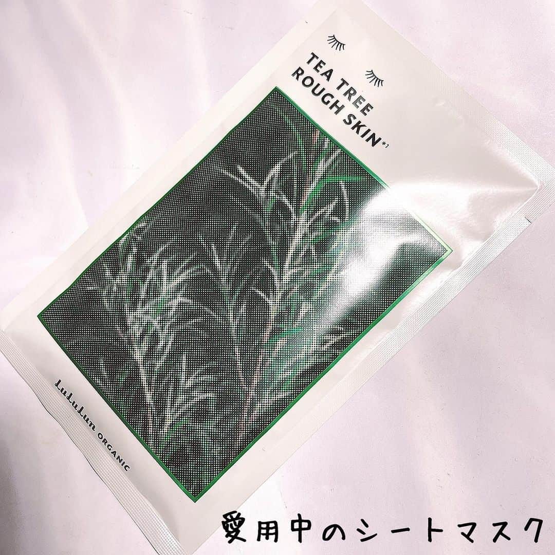 小西さやかのインスタグラム：「今日も使った愛用中のシートマスク。 これもteetree . 肉厚な生地で驚くほどの密着感。 シートマスクはいつもドライヤーをかけているときに貼ってるのですが、不織布タイプだと基本的に下向いたらとれてしまうので、ダイソーのシリコンマスクをつけてます。 . ところが、これは全くとれないので、シリコンマスク不要！でとっても時短。 ストレッチしても子供と遊んでもとれません。 . 今まで子供が産まれてからシートマスクをする機会が減っていたのですが、これなら続けられそうで、今のところ年末からはじめて2週間、2日に1回のペースで続けれてます！ . #ティーツリー#teetree#teatreeoil #シートマスク#ルルルン#ルルルンパック #ルルルンオーガニック#ルルルンオーガニックティーツリー #ダイソー#100均 #100円ショップ #100円均一 #100円コスメ #daiso#ダイソー購入品 #ダイソーコスメ　#プチプラ#プチプラコスメ #パック#肌荒れ#肌荒れ改善 #肌荒れケア #保湿ケア#保湿ケアグッズ」