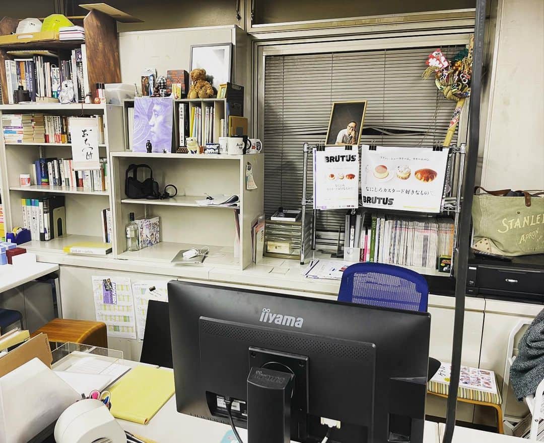西田善太のインスタグラム：「仕事始めに間に合った！ デスク整理整頓はあしたの仕事のエンジンです。だから毎日片付ける🥺。 #おちつけ」