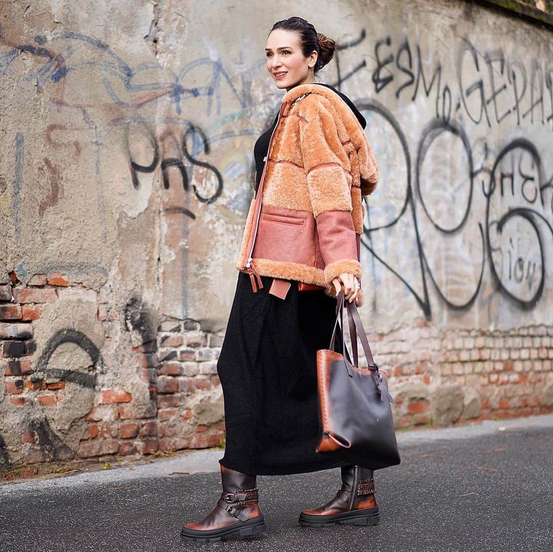 エンリーベグリンのインスタグラム：「Start Winter Sale.... #handmade#bags#shoes#accessories#madeinitaly#leather#henrybeguelin#faschionstyle#」