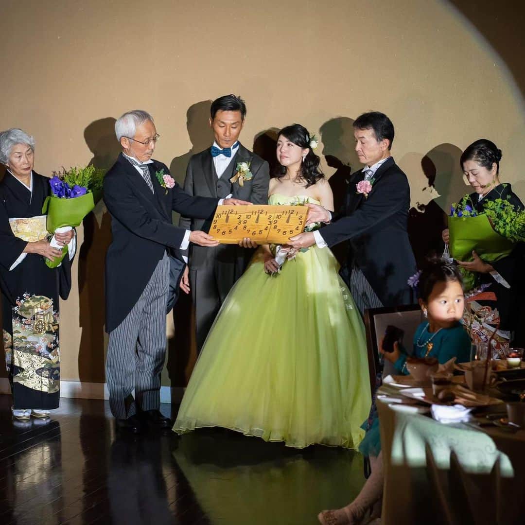 麗風つくばシーズンズテラスのインスタグラム：「披露宴結びにて 三連時計のセレモニー  一つの木から創り上げた 3つの置き時計を 繋げることによって ご両家が1つの家族になるという 意味を成します。  結婚式では様々な意味合いを 持つセレモニーがございます。  是非ゲストの記憶に残る 思い出の1シーンを演出として 残してみませんか... . #麗風つくばシーズンズテラス  #茨城 #つくば #研究学園  #卒花嫁 #プレ花嫁 #関東花嫁  #全国のプレ花嫁さんと繋がりたい  #日本中の花嫁さんと繋がりたい  #ウェディングドレス #結婚式 #結婚式準備  #記念品#三連時計　 #セレモニー  #wedding #weddingdress  #weddingphotography  #weddinghair #photos  #welcome #photography  #original #weddingparty  #instagood #instalike  #instagram  #dearswedding  #smile」