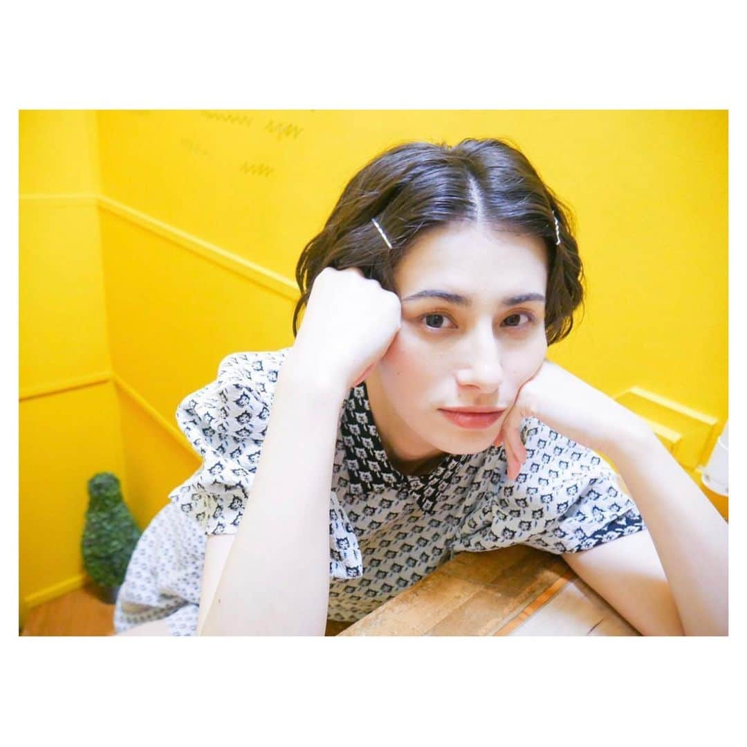 菊池かずみさんのインスタグラム写真 - (菊池かずみInstagram)「ホランちゃん♡💄 あー可愛い♡知的な中にこのチャーミングさったら♡ ショートヘアでもこんなにアレンジできちゃうよ♪ ストレートアイロンでウネウネさせてゴールドのヘアピンでアソビを♪  #ホラン千秋 #ミルベキ #ショートヘア #ショートヘアアレンジ  #ヘアメイク #kikkuhair #kikkumakeup  #Repost @chiakihoran_official with @make_repost ・・・ _ ネコの衣装可愛すぎた😽💓  浮かれた私を明日25:28〜TBS『ミルベキ！』で見てね👀🌈  TOPS/PANTS... @mintdesigns_store  EARRINGS... @goldy_jp  #ネコ柄が可愛い #とかいいつつ #結局自分がメインってやつ」1月5日 23時32分 - kikku726