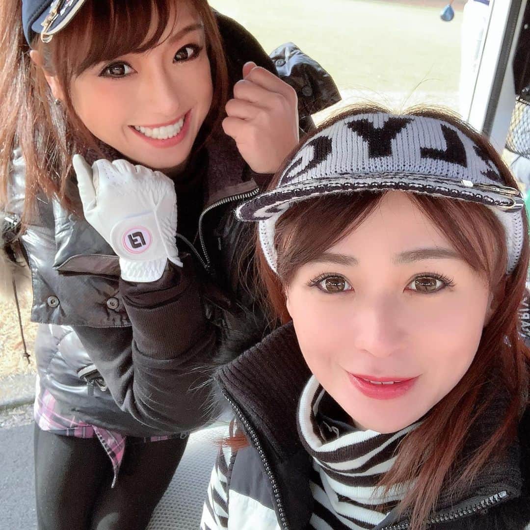 maikoのインスタグラム：「2021新年打ち始めGOLF♡. ゆうこさんと〜🥰. . ドラマたくさんで、いっぱぃ笑って楽しくてあっという間の18ホール笑⛳️✨ お天気も良くて寒波な１月なのに 暖かくて動ぃてたら暑ぃくらい☺️ 施設が本当のお城みたいですごく豪華でした✨. . いっぱぃ歩ぃて笑っていっぱぃ食べましたっ♡♡. . #golf  #golfstagram」