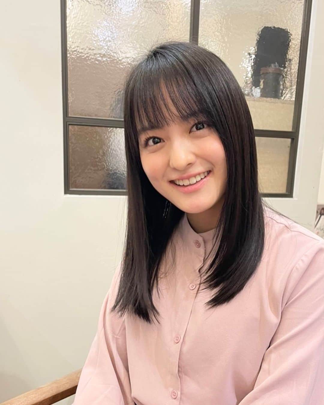 のインスタグラム：「. 実は少し髪を短くしました〜✂︎ みんな気づいてくれたかな？笑  トリートメントもしていただいてサラサラ〜😆  ありがとうございました〜✨💕  #カット#髪型#美容室#ヘアスタイル#ロングヘア#ヘアサロン#ストレートヘア#黒髪#たこやきレインボー#たこ虹#清井咲希#さきてぃ」