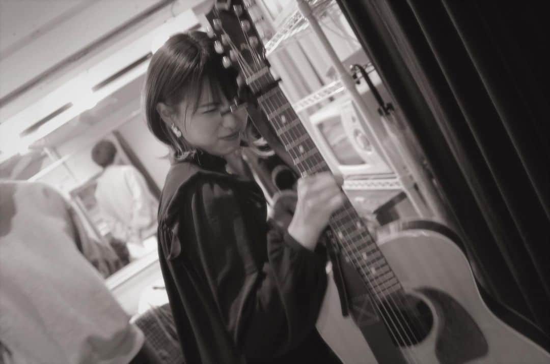 原あやののインスタグラム：「負けないぞ〜〜〜 ライブ色々と変わってしまいそうだけど いろいろ負けない〜〜！頑張ろうね  #ライブ#ギター#音楽」