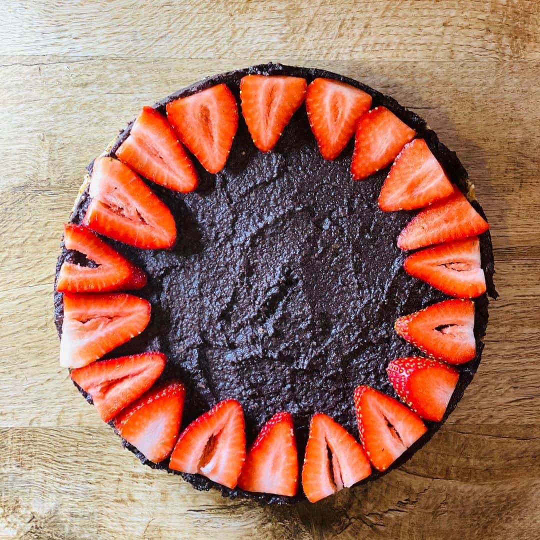 ケリスのインスタグラム：「Midnight cocoa with just a hint of orange plant based raw pie . This is my resolution . Eat healthy , build immune system, love life while doing it . How are you doing with yours ? Bountyandfull.com don't just talk about it , be about it . It's a lifestyle #raw #plantbased #eathealthy #delicious #farmfresh #newyear #neeyearsresolution #antioxidants #antiaging #wellness」
