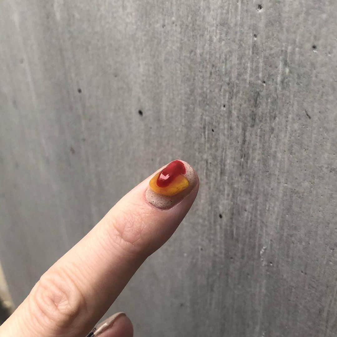 かこさんのインスタグラム写真 - (かこInstagram)「新しいネイル💅✨めちゃくちゃお洒落にして下さったあああああ😭😭😭ayaさんセンスの塊。今回の右手の人差し指はオムライス🤤ケチャップまで🥫この綺麗なネイルの名前忘れた…左手は好きな色とグリッターにして下さった🥺お洒落に疎い私でも指だけはお洒落！！！！ #functionnails  #ネイル #食べ物ネイル #オムライス」1月5日 23時46分 - harapeko__kako