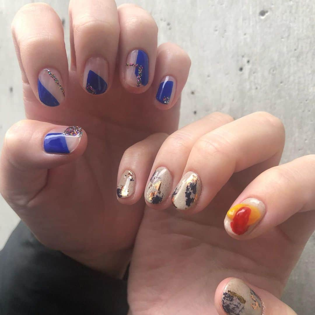 かこさんのインスタグラム写真 - (かこInstagram)「新しいネイル💅✨めちゃくちゃお洒落にして下さったあああああ😭😭😭ayaさんセンスの塊。今回の右手の人差し指はオムライス🤤ケチャップまで🥫この綺麗なネイルの名前忘れた…左手は好きな色とグリッターにして下さった🥺お洒落に疎い私でも指だけはお洒落！！！！ #functionnails  #ネイル #食べ物ネイル #オムライス」1月5日 23時46分 - harapeko__kako