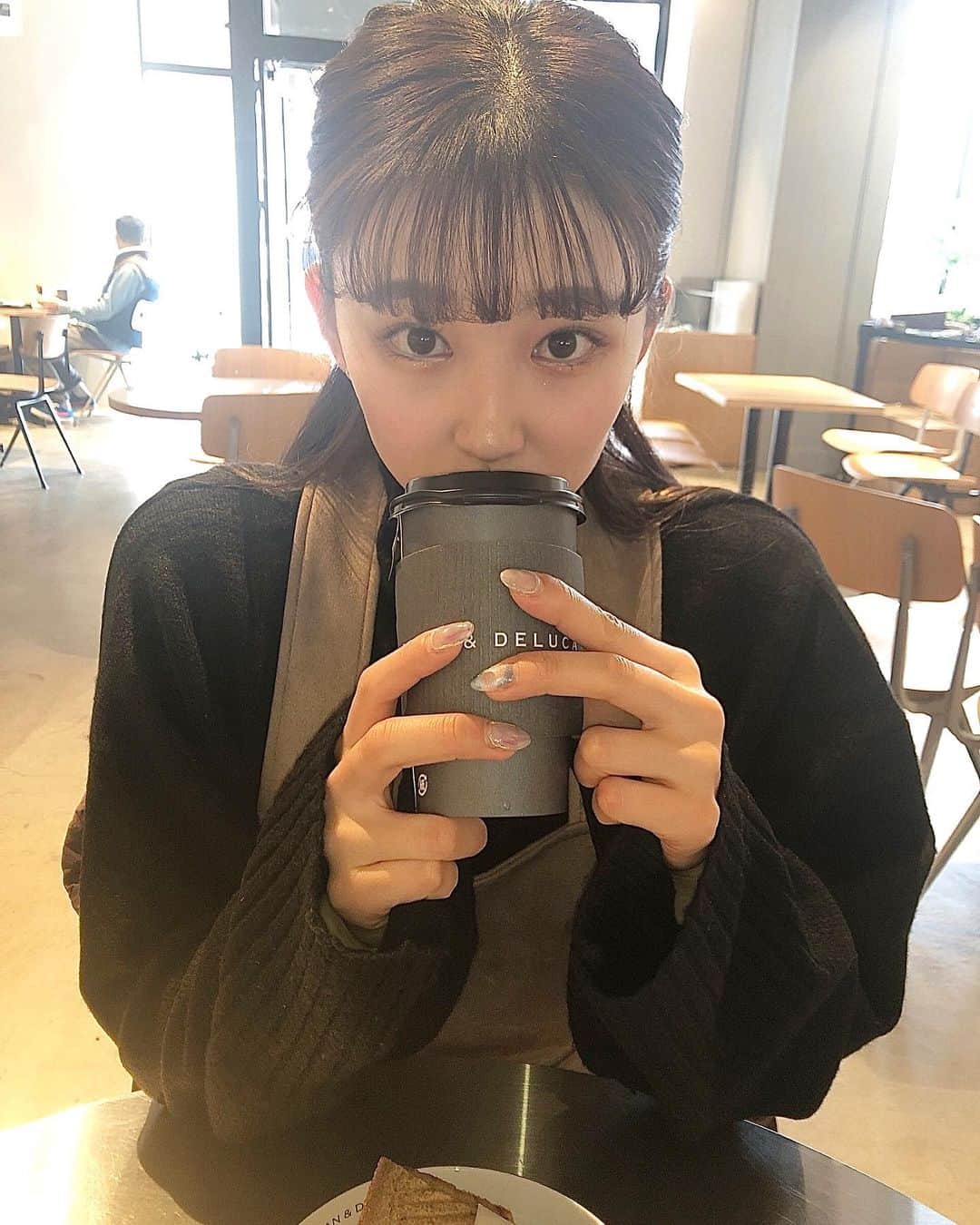 加藤早和子のインスタグラム：「❤︎ 寒い日はミルクティーを飲む派です🫖  今年は特に寒いから手放せない〜…  . . #青山学院大学 #彼女感 #彼女目線 #いいね返し#instalike」